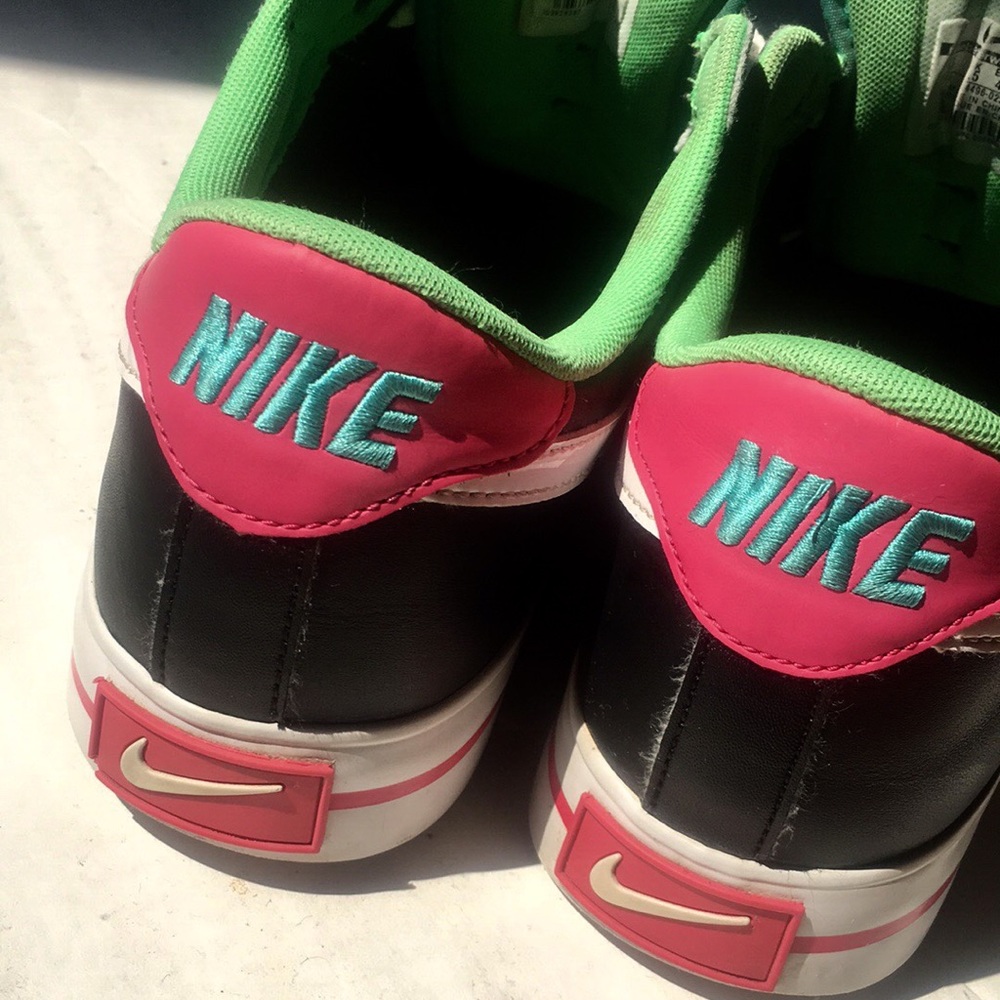 Women’s Sneaker (Nike)